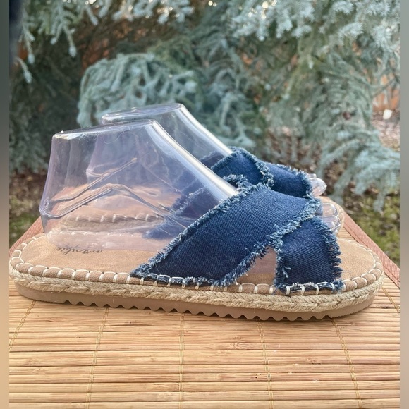 Adorable Frayed Blue Demin Crisscross Strap Flat Espadrille Slide Sandals. 8.5 - Picture 2 of 8